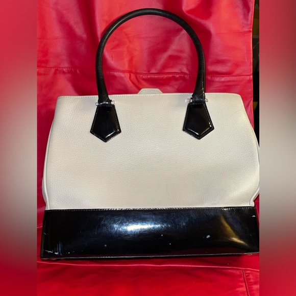Rossi & Caruso Cream & Black Hand Bag.  Call outs. See pics - Picture 7 of 16